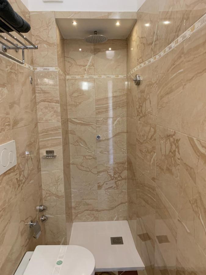 לינה וארוחת בוקר גלאטינה Piazza Fontana Luxury מראה חיצוני תמונה